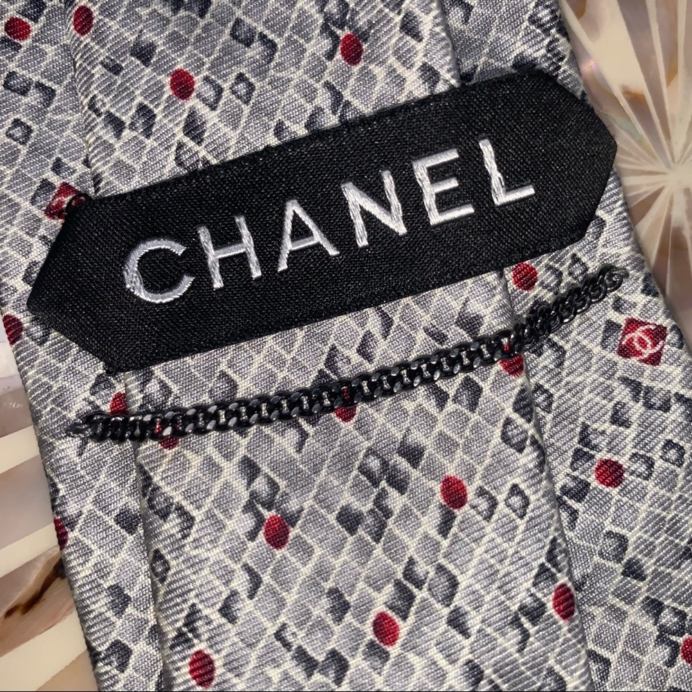 ꧁༒☬𝓡𝓮𝓼𝓮𝓻𝓿𝓮𝓭☬༒꧂
Please do not purchase! CHANEL SILVER 100% SILK LOGO TIE - Picture 7 of 15